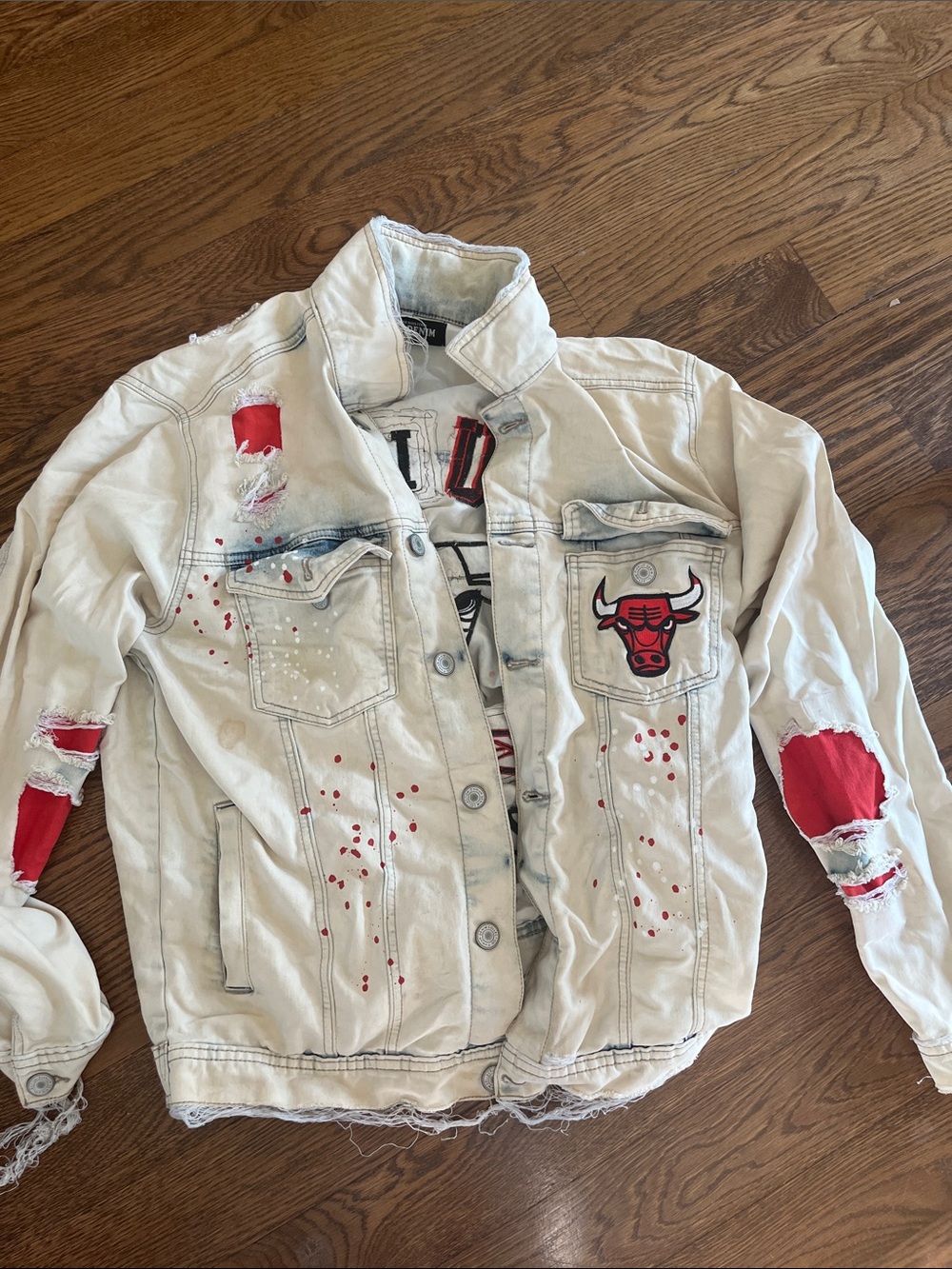 Fissil denim L White Distressed Denim Jacket with Red Chicago Bulls Patch